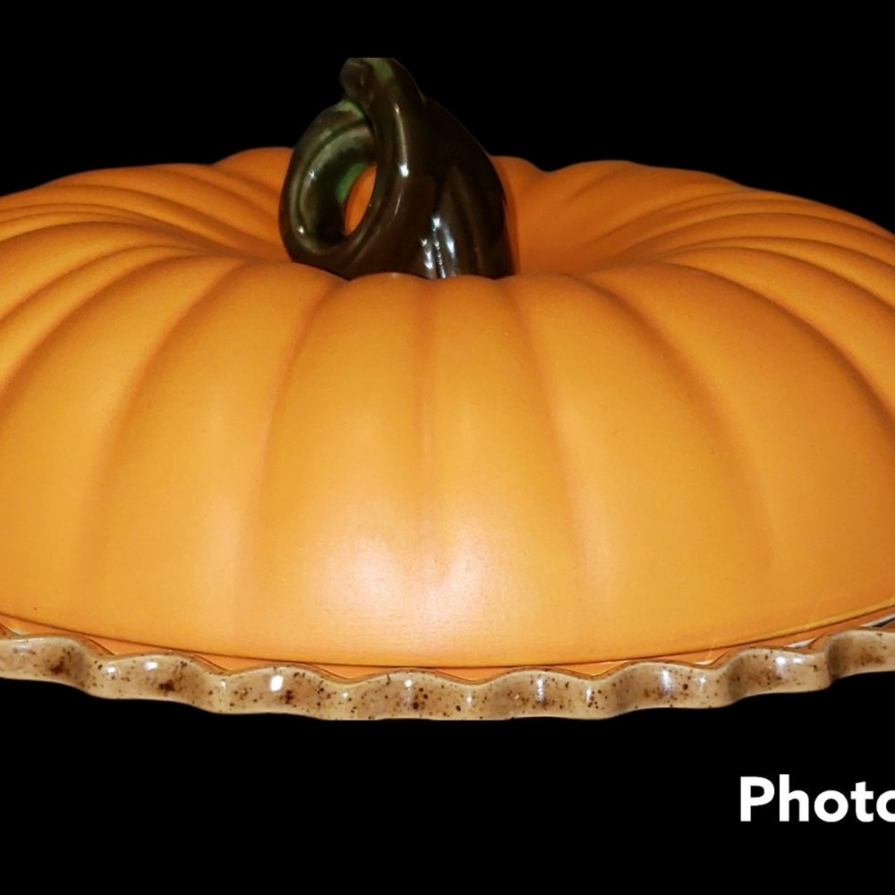 Ceramic covered pumkin pie plate